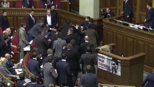 Ucraina, maxi rissa in Parlamento