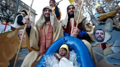 L'ultimo offesa al Natale: presepe gay con i preservativi