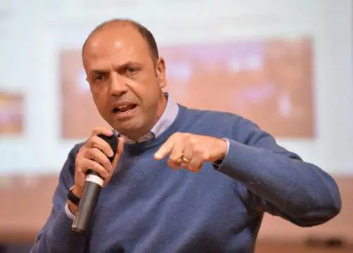 Ora si sveglia pure Alfano: "Isis viaggia tra i profughi"