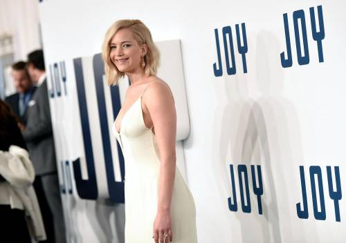 Jennifer Lawrence senza reggiseno alla première di Joy