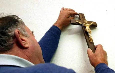 L'appello dei 'preti di frontiera': "Non solo il crocifisso, a scuola anche simboli islamici"