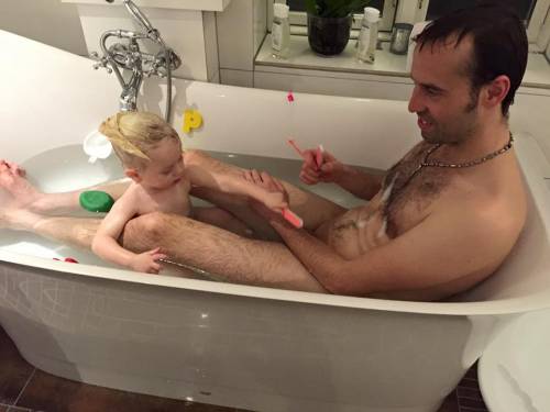 Fa il bagno con la figlia di 2 anni "È un pedofilo". Ma lui risponde così
