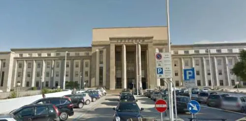 Il giudice la rinvia a giudizio e lei si dà fuoco 