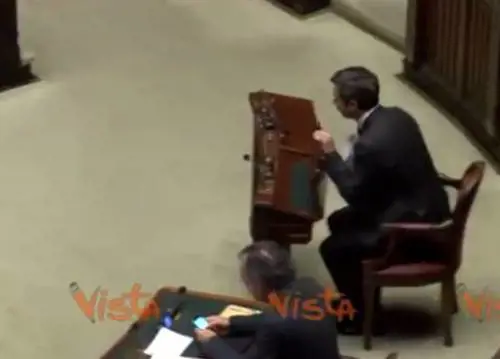Il ministro Orlando non trova posto tra i banchi del governo