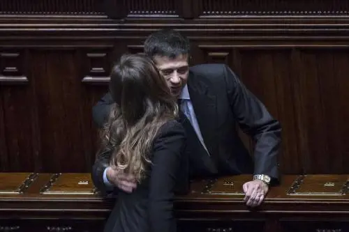 Maria Elena Boschi stretta dai suoi: fanno la fila per baciarla