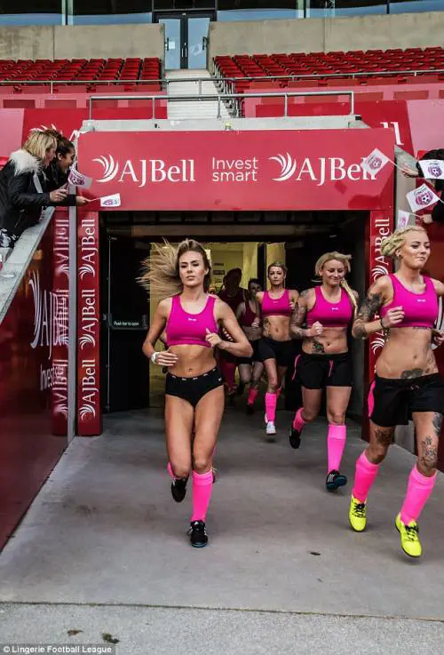 Le donne che giocano a calcio in lingerie