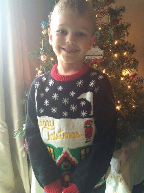 Questo bambino è andato a scuola con il maglione di Natale sbagliato
