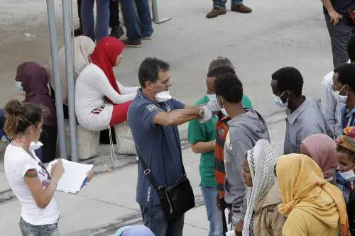 Due turisti cenano in una locanda, ma solo alla fine scoprono che è un centro di accoglienza