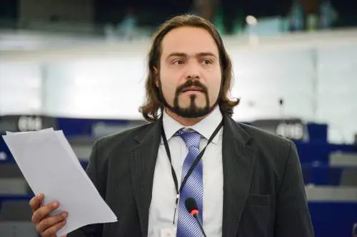 Il grillino agli eurodeputati: "Avrei potuto portarmela a letto Ma non diventerò mai come voi"
