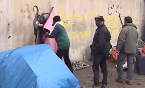 Gli immigrati di Calais abusano dell'arte di Banksy