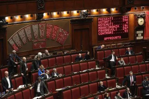 Vincino: "Ho scoperto chi tira coca in Parlamento  Escono dal bagno e sniff...sniff"