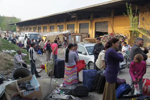 Roma, i rom gestiscono l'isola ecologica