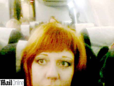 Il selfie in aereo che inquieta il web