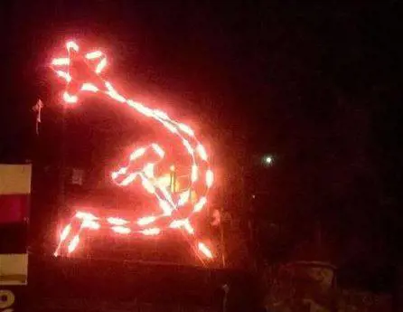 Luminarie a falce e martello e il grido "Gesù è comunista"