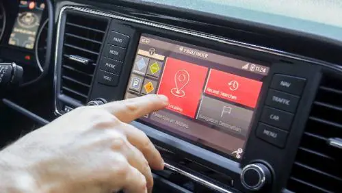Lascia il figlio in auto nel parcheggio e va a fare la spesa