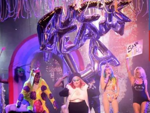 Miley Cyrus chiude il tour con Pamela Anderson