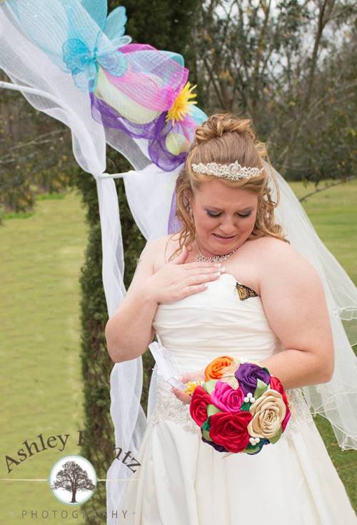Una farfalla sull'abito della sposa: "Un segno mandato da mia figlia"