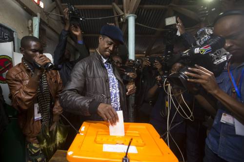 Il presidente dello Zambia Edgar Lungu alle urne