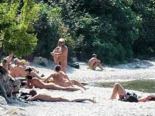 Passeggia nudo per strada, condannato a un anno