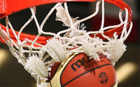 Il calcio dei ricchi va al mare. Il basket fa il cenone in campo