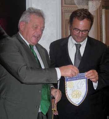 Il presidente del Rotary Club Milano Europa, Lino Volpe, con Alberto Sinigallia, presidente Fondazione Progetto Arca