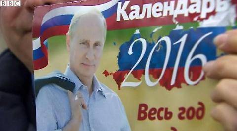 Cani, coccodrilli e kalashnikov: il calendario "tenero" di Putin