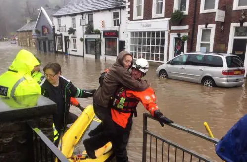 Gb, ancora inondazioni. Proseguono le evacuazioni 