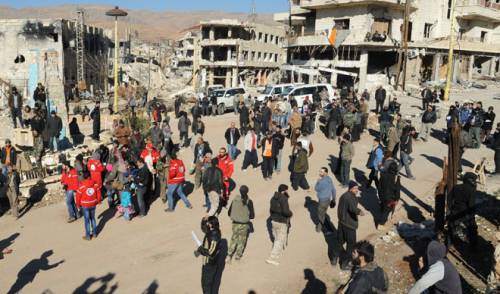 Operatori della Mezzaluna Rossa organizzano il trasferimento dei ribelli da Zabadani. Fonte: Sana