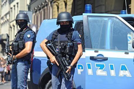 Controlli antiterrorismo per avvio dei saldi a Roma