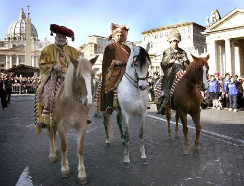 I re magi nella tradizionale cavalcata natalizia da Città di Castello a Roma