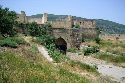 La fortezza di Naryn Kala (Wikipedia)