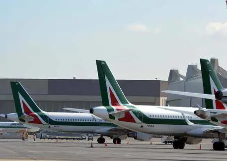 Il diktat di Etihad ad Alitalia: "Hostess solo coi capelli legati"