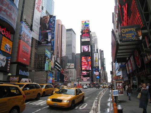 New York si arrende al gender. "Signore e signori"? Discrimina