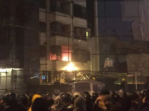 L'Arabia Saudita giustizia l'Imam. Ira degli sciiti: in fiamme consolato