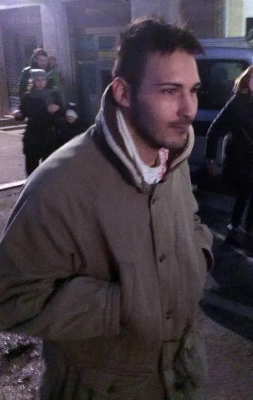 "Mia madre si è suicidata". Arrestato: l'ha pugnalata lui