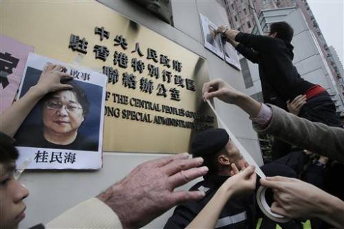 Scomparsi gli editori di Hong Kong che pubblicano libri vietati da Pechino