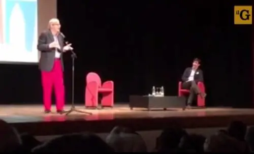 Sgarbi contro la Mussolini: "Perché lei va in tivù e la figlia di Riina no?"