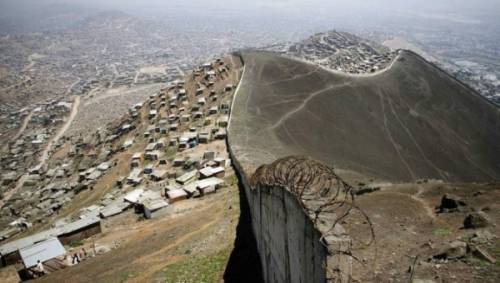 Così il "muro della vergogna'' divide Lima tra ricchi e poveri