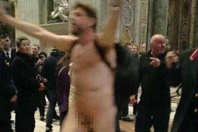 Roma, uomo entra nudo nella basilica di San Pietro: fermato