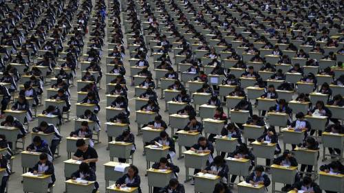 E ora i secchioni asiatici asfaltano i nostri studenti