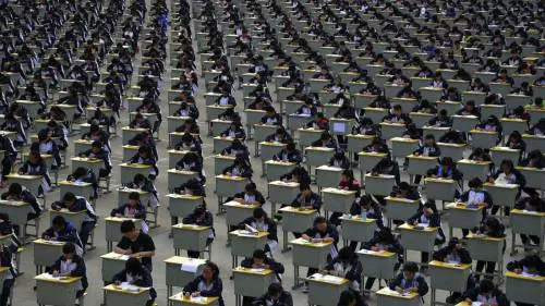 E ora i secchioni asiatici asfaltano i nostri studenti