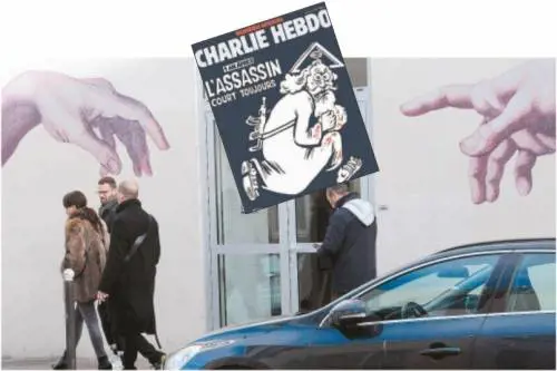 Il Dio con il mitra di "Charlie" fa infuriare cattolici e islamici
