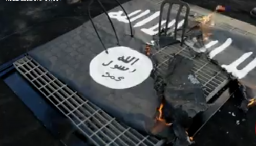 I Forconi dichiarano guerra all'Isis e bruciano la bandiera nera