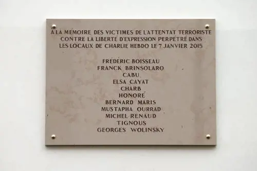 Svelano la targa per Charlie Hebdo, ma sbagliano il nome di una vittima