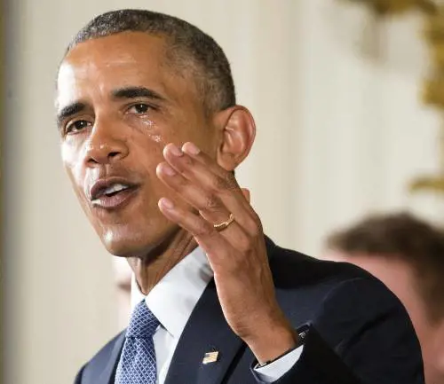 La stretta di Obama: "Basta morti per armi"