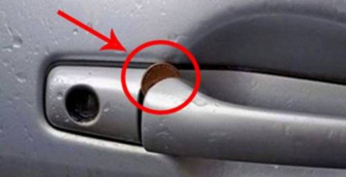 Il trucco della monetina nella maniglia della portiera dell'auto