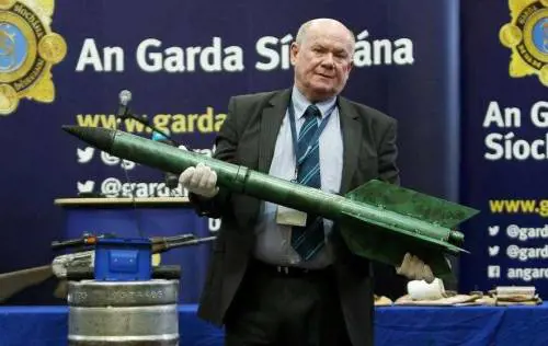 Irlanda, la polizia mostra numerose armi sequestrate all'Ira