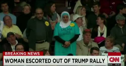 Musulmana protesta in silenzio: Trump la fa cacciare dal comizio