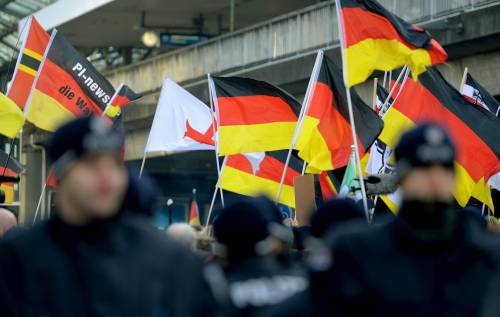 Colonia, estremisti in piazza: fermati solo quelli di destra
