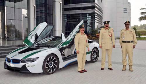 La polizia di Dubai naviga nel lusso tra Bugatti, Ferrari e Aston Martin